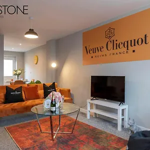 Champagne House - 4 Bed 2 Sofa Beds By Bpne Holiday home